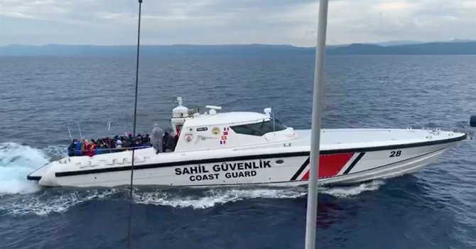 Çanakkale açıklarında Türk kara sularına itilen 62 sığınmacı kurtarıldı