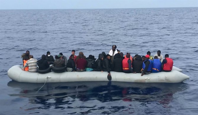 Çanakkale açıklarında Türk kara sularına itilen 62 sığınmacı kurtarıldı