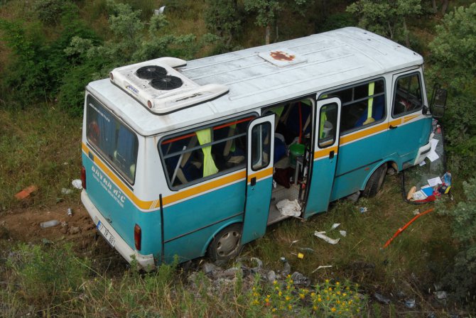 Çanakkale'de yol dışına savrulan minibüsteki 13 tarım işçisi yaralandı