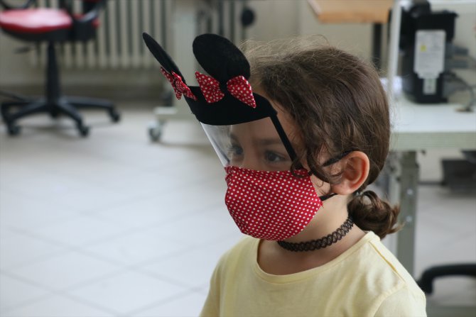 Çocuklara kendilerini "kahraman" hissettiren maskeler tasarladılar