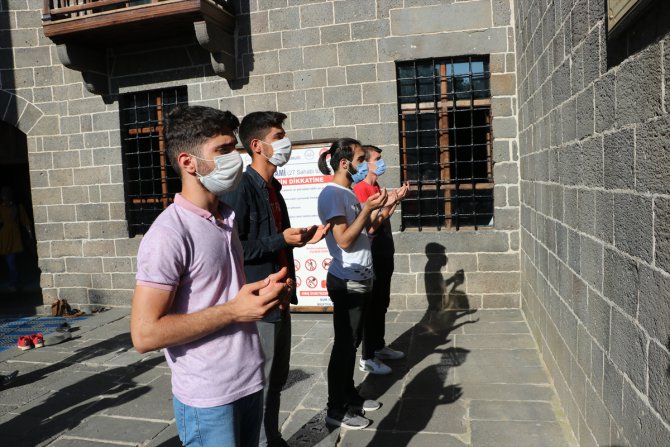 Diyarbakır'da öğrenciler YKS'de başarılı olmak için dua etti