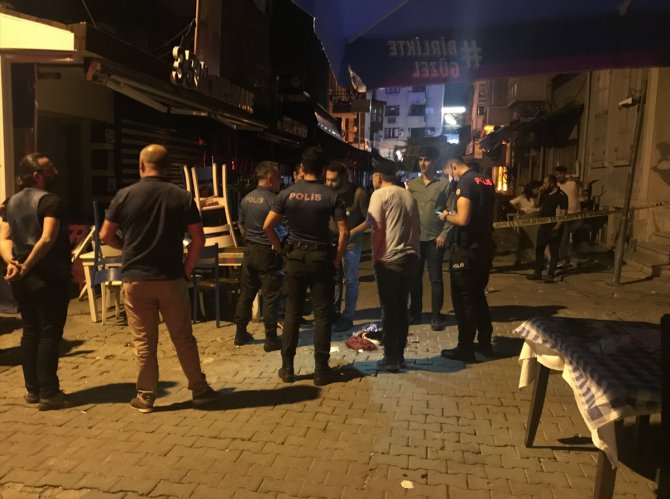 İzmir'de çıkan tartışmada 2 kişi silahla yaralandı