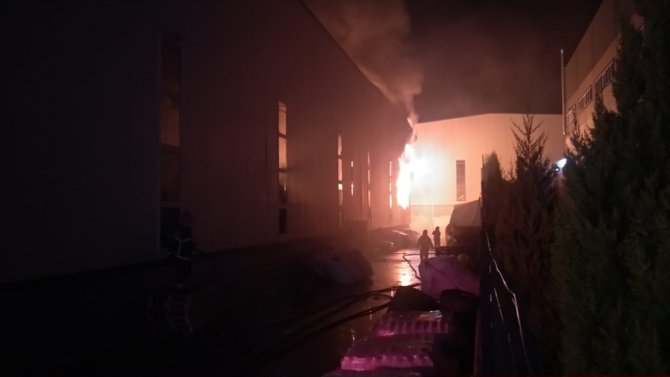 Kocaeli'de spor malzemesi üretilen fabrikada çıkan yangın söndürüldü