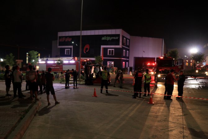 Kocaeli'de spor malzemesi üretilen fabrikada çıkan yangın söndürüldü