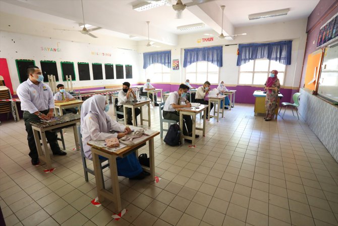 Malezya'da okullar 3 ay sonra yeniden açıldı