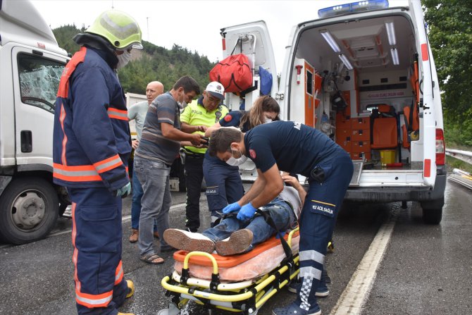 Manisa'da tıra çarpan kamyonetin sürücüsü yaralandı