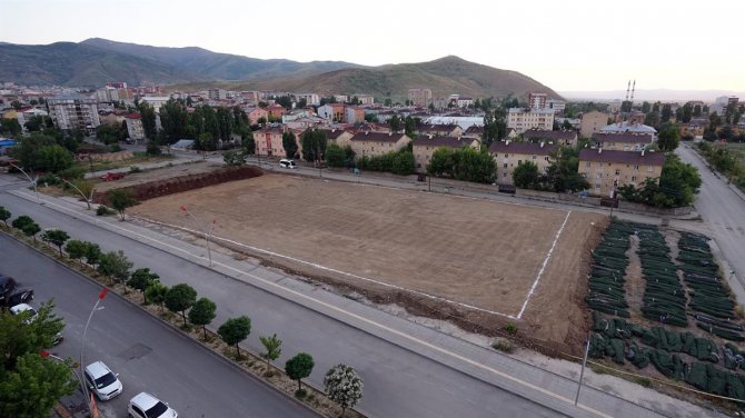 Muş'ta TFF standartlarına uygun futbol sahası yapımına başlandı