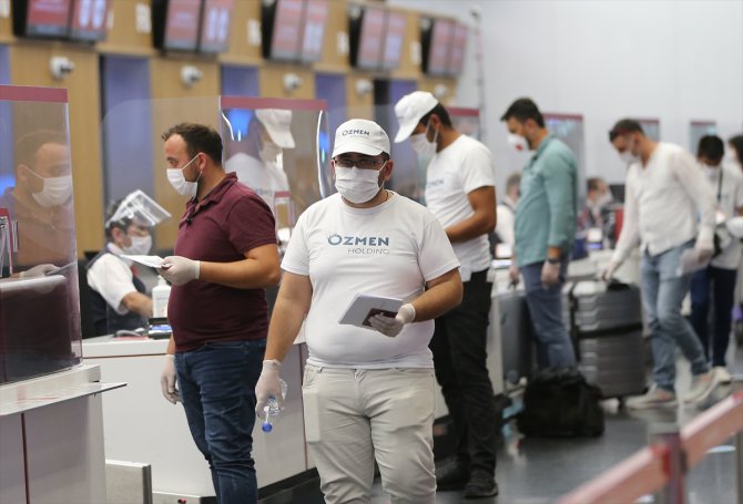 Türk işçiler, özel uçakla Malta'ya çalışmaya gitti