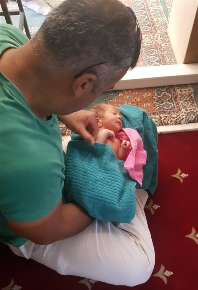 Antalya'da cami avlusuna bebek bırakıldı