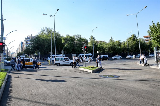 Diyarbakır'da Valilik önündeki cadde tek yönlü trafiğe açıldı