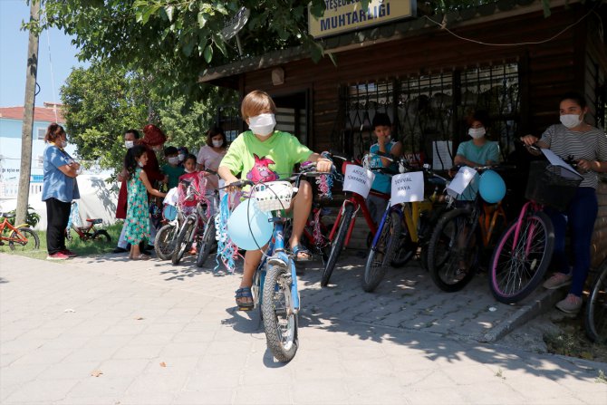 Hayırseverlerden topladığı bisikletleri çocuklara dağıtıyor