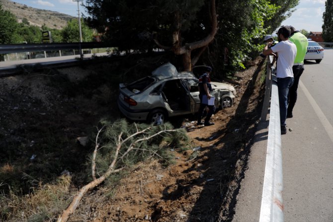 Isparta'da otomobil şarampole devrildi: 3 yaralı