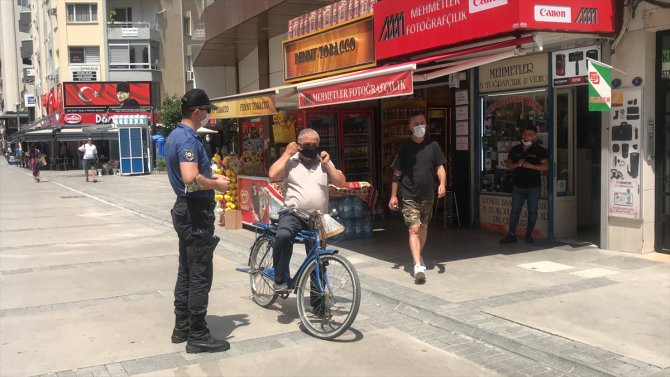 İzmir'de polis ekipleri maske denetimi yaptı