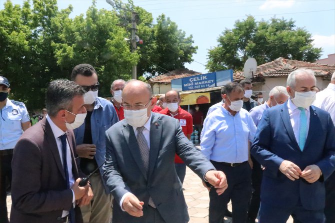 Manisa Valisi Yaşar Karadeniz, deprem bölgesinde incelemelerde bulundu