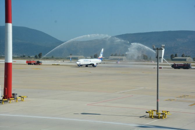 Milas-Bodrum Havalimanı'na Almanya'dan gelen ilk uçak "su takı" töreniyle karşılandı