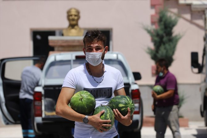 Nevşehir'de YKS'ye girecek öğrencilere 30 ton karpuz dağıtıldı