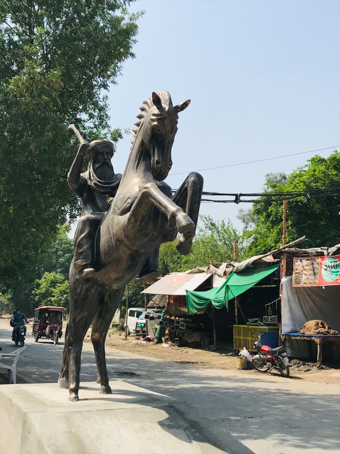 Pakistan'da Ertuğrul Gazi heykeli dikildi
