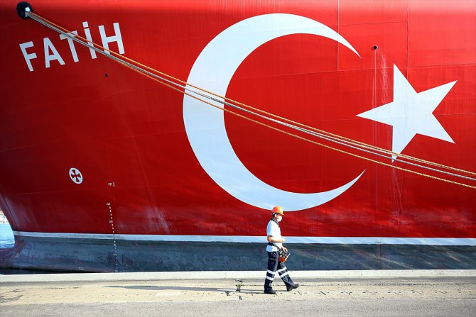 Türkiye'nin ilk yerli sondaj gemisi "Fatih" Trabzon Limanı'ndan ayrıldı
