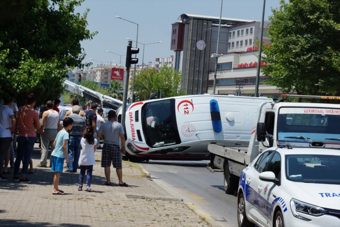 Aydın'da ambulans ile otomobil çarpıştı: 6 yaralı