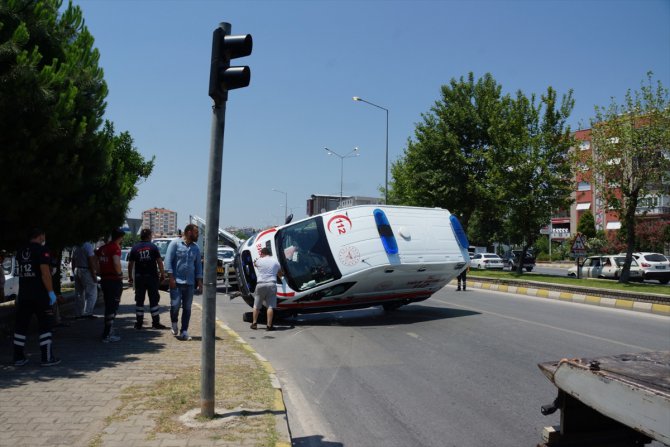 Aydın'da ambulans ile otomobil çarpıştı: 6 yaralı