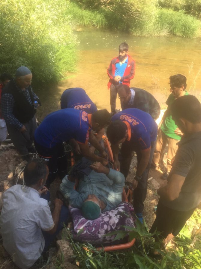 Diyarbakır'da kayalıklardan düşen kişi, ambulans helikopterle hastaneye ulaştırıldı