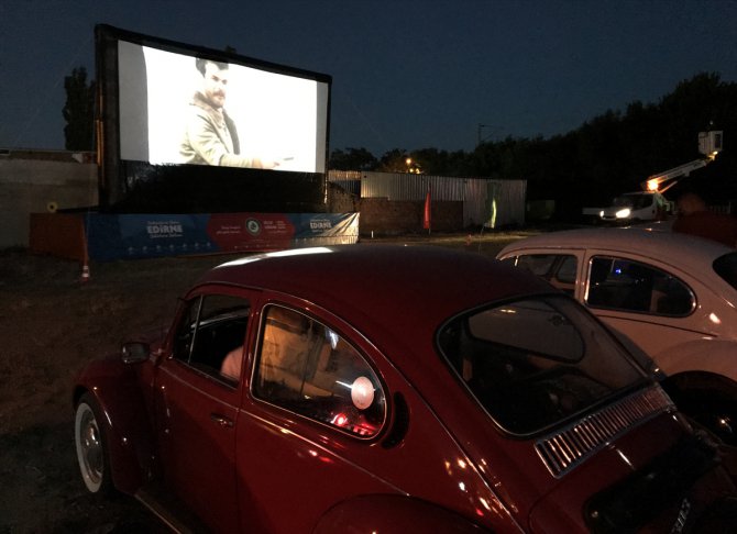 Edirne'de "Arabalı Sinema Gecesi" ile sinema keyfi arabalara taşındı