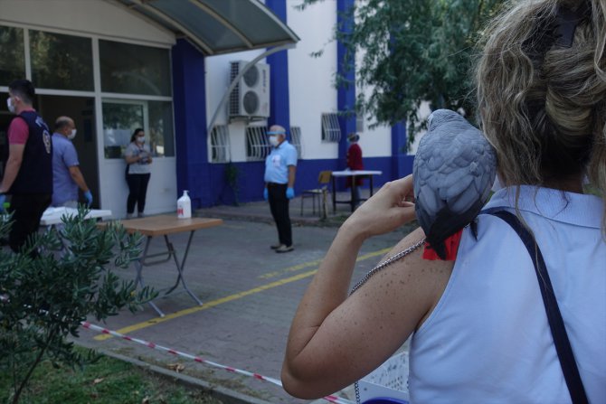 İzmir'de YKS heyecanına papağan "Paşa" da dahil oldu