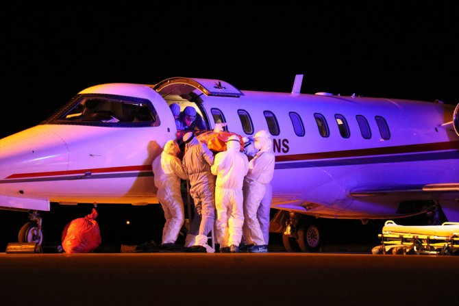Kovid-19 hastası Türk vatandaşları ambulans uçakla Rusya'dan yurda getirildi