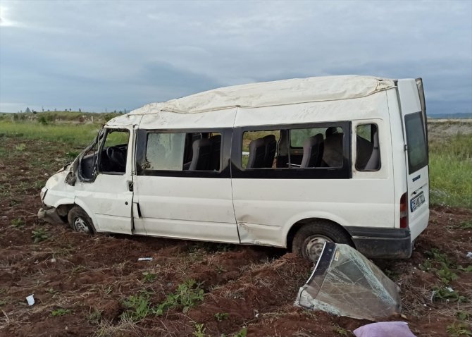 Sivas'ta minibüs devrildi: 6 yaralı
