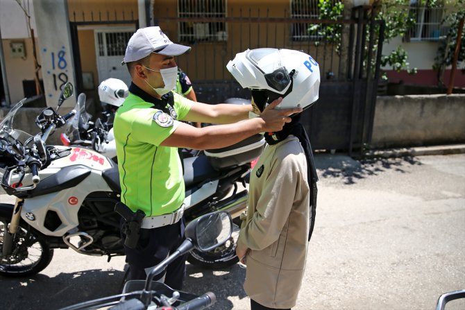 Trafik polislerinin motosikletle YKS'ye yetiştirdiği öğrencilerden teşekkür