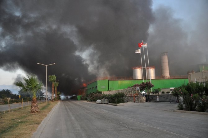 Adana'da nişasta fabrikasında çıkan yangına müdahale ediliyor