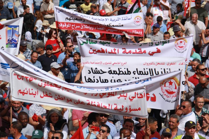 Tunuslu işçiler ekonomik durumun kötüleşmesini protesto etti