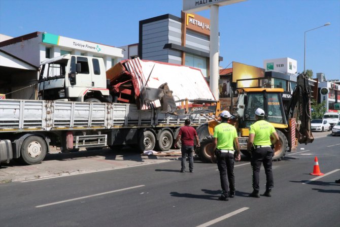 İzmir'de dorsesinde kamyon bulunan tır üst geçide sıkıştı