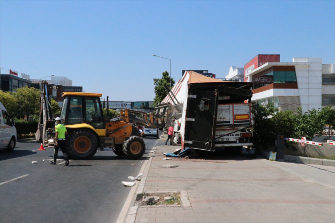 İzmir'de dorsesinde kamyon bulunan tır üst geçide sıkıştı