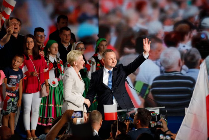 Polonya'da cumhurbaşkanlığı seçiminin ilk turunu Andrzej Duda önde tamamladı