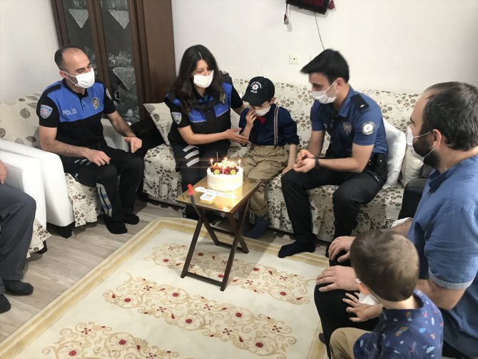 Sosyal medya paylaşımıyla harekete geçen polislerden 8 yaşındaki çocuğa doğum günü sürprizi