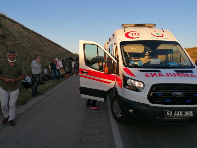 Tokat'ta yolcu minibüsü devrildi: 16 yaralı