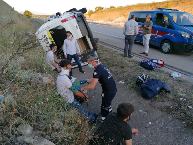 Tokat'ta yolcu minibüsü devrildi: 16 yaralı