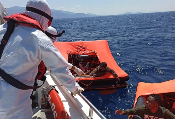 Türk karasularına geri itilen 24 sığınmacı kurtarıldı