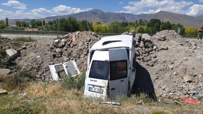 Van'da yolcu minibüsü şarampole devrildi: 14 yaralı