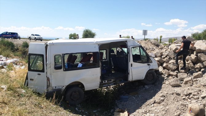 Van'da yolcu minibüsü şarampole devrildi: 14 yaralı