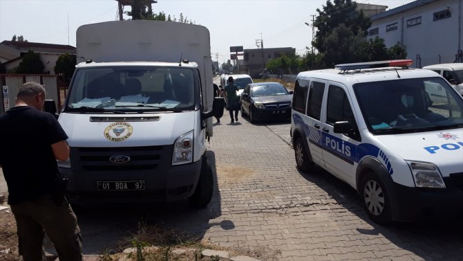Adana'da yardım kolilerini taşıyan belediyeye ait kamyonet çalındı
