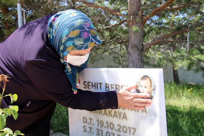 Bedirhan bebeğin anneannesi şehitlikte kızı ve torununun mezarını ziyaret etti