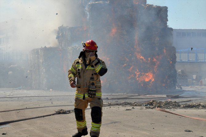 Bursa'da karton fabrikasında çıkan yangına müdahale ediliyor