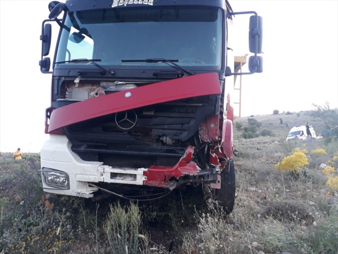 Kayseri'de otomobille tırın çarpıştığı kazada karı-koca öldü, bir çocuk yaralandı