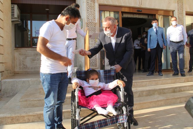 Midyat Belediye Başkanı Şahin, 40 tekerlekli sandalye yardımı sözünü yerine getirdi
