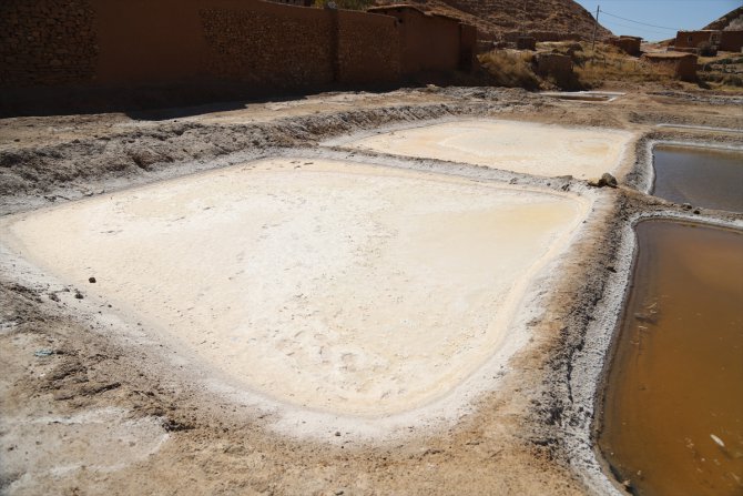 Süleymaniye'de yaklaşık 200 yıldır kaynak suyundan geleneksel yöntemlerle tuz üretiliyor