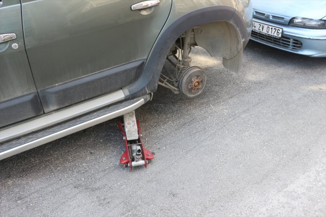 Adana'da park halindeki 13 otomobilin lastiğini kesen 2 zanlı yakalandı