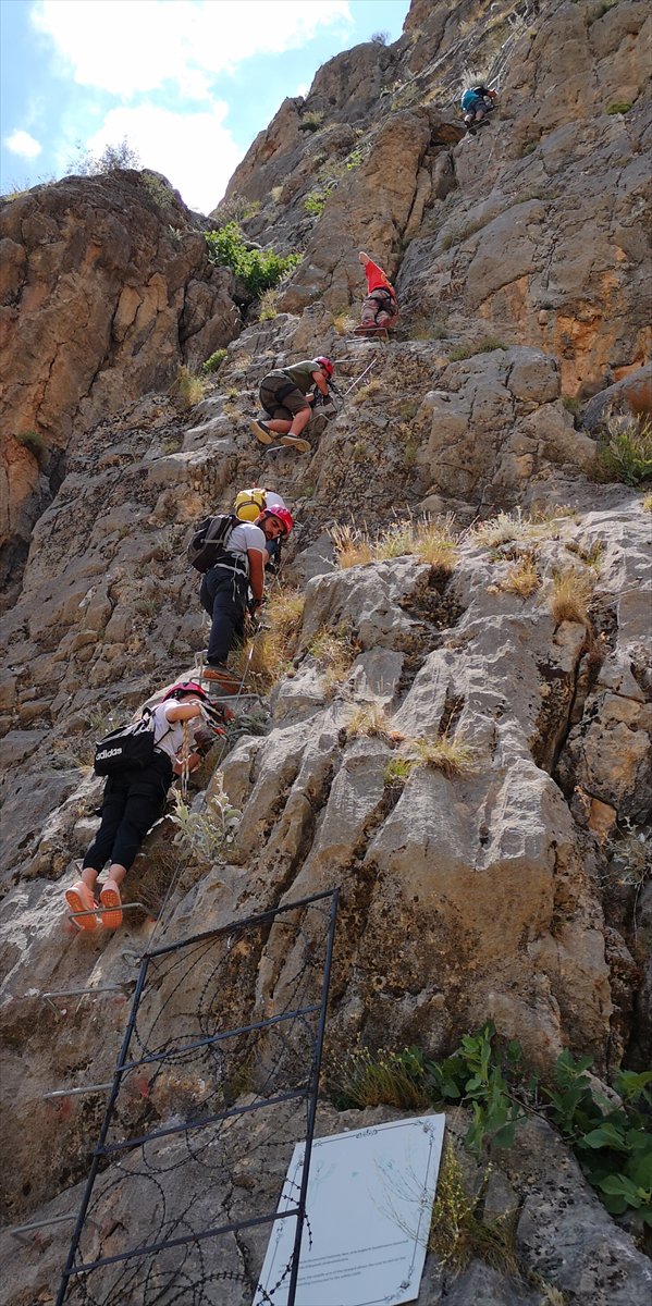 Adrenalin tutkunları sarp kayalıkları aşıp 517 basamaklı demir merdivene tırmandı