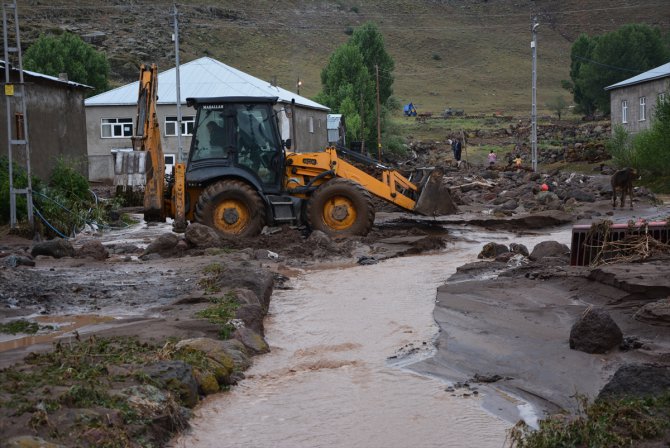 Ağrı'da etkili olan sağanak köylerde hasara neden oldu